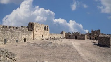 Ürdün, Amman 'ın 100 km doğusundaki Orta Doğu Ürdün' de hareket halindeki bulutların arkasında Azraq Kalesi 'nin kalıntıları var. 