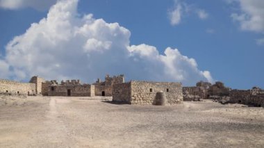 Ürdün, Amman 'ın 100 km doğusundaki Orta Doğu Ürdün' de hareket halindeki bulutların arkasında Azraq Kalesi 'nin kalıntıları var. 