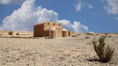 Amman yakınlarındaki Amra Çölündeki Kureyir (Qasr) Çöl Kalesi, hareket eden bulutların arka planına karşı, Ürdün. Ünlü freskleri olan dünya mirası..  