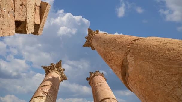요르단의 의제라 로마의 기둥들 요르단의 저라슈 도시의 구름이 움직이는 배경에 — 비디오