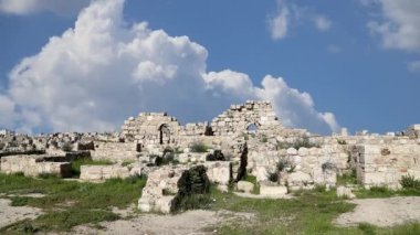 Amman şehrinin simgeleri. Eski Roma Hisar Tepesi hareketli bulutların arka planına karşı, Ürdün. 