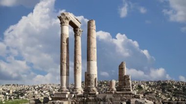 Amman şehrinin simgeleri. Eski Roma Hisar Tepesi hareketli bulutların arka planına karşı, Ürdün. 