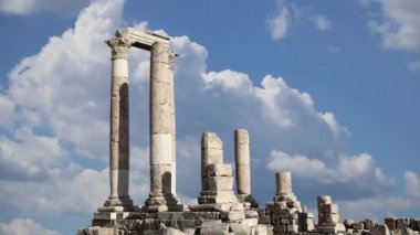 Amman şehrinin simgeleri. Eski Roma Hisar Tepesi hareketli bulutların arka planına karşı, Ürdün.