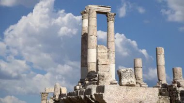 Amman şehrinin simgeleri. Eski Roma Hisar Tepesi hareketli bulutların arka planına karşı, Ürdün.