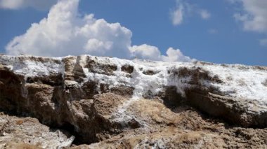 Ürdün, Orta Doğu 'da ölü deniz tuzu (hareket eden bulutların arka planında) 