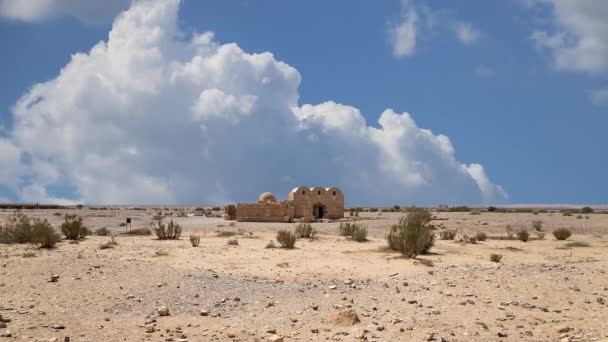 Queir Qasr アンマン近くのアンラ砂漠の城 移動雲の背景に ヨルダン 有名なフレスコ画で世界遺産 — ストック動画