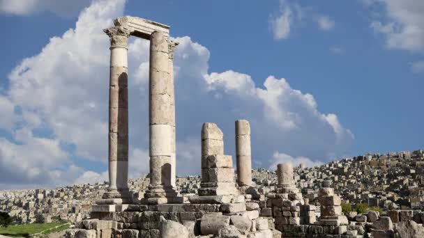Городские Ландшафты Аммана Старый Римский Цитадель Хилл Фоне Движущихся Облаков — стоковое видео