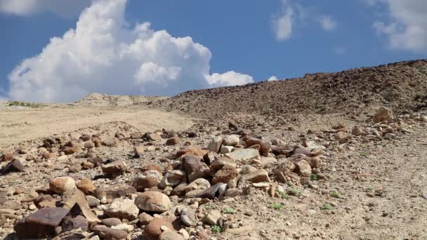 Deserto Pedra Paisagem Árida Típica Contra Fundo Nuvens Movimento Jordânia — Vídeo de Stock