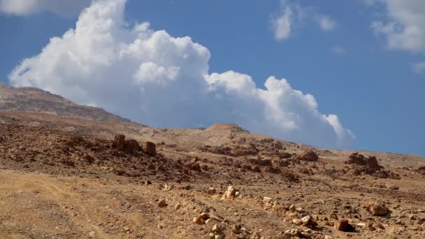 Taştan Çöl Tipik Kurak Arazi Hareket Eden Bulutların Arka Planına — Stok video