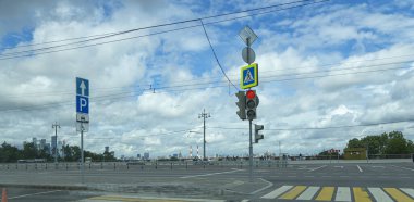 MOSCOW, RUSSIA 23 Temmuz 2020: Sparrow Hills veya Vorobyovy Gory gözlem platformu Moskva nehrinden 85 metre yukarıda, ya da deniz seviyesinden 200 metre yukarıda. Moskova, Rusya  