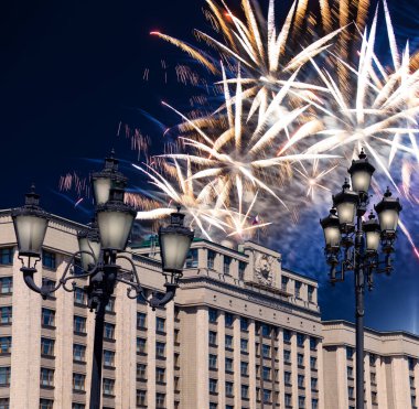 Zafer Günü (2. Dünya Savaşı) Moskova ve Rusya 'da Rusya Federasyonu Federal Meclisi Duma binasına havai fişekler atıldı.   