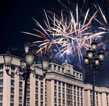 Zafer Günü (2. Dünya Savaşı) Moskova ve Rusya 'da Rusya Federasyonu Federal Meclisi Duma binasına havai fişekler atıldı.   