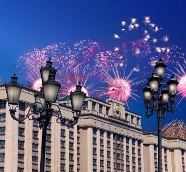 Zafer Günü (2. Dünya Savaşı) Moskova ve Rusya 'da Rusya Federasyonu Federal Meclisi Duma binasına havai fişekler atıldı.   