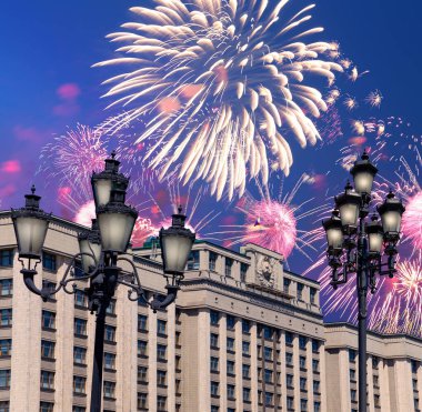 Zafer Günü (2. Dünya Savaşı) Moskova ve Rusya 'da Rusya Federasyonu Federal Meclisi Duma binasına havai fişekler atıldı.   