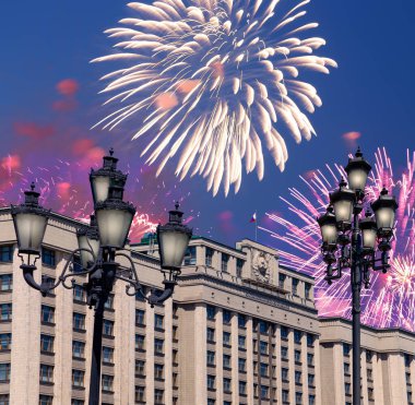 Zafer Günü (2. Dünya Savaşı) Moskova ve Rusya 'da Rusya Federasyonu Federal Meclisi Duma binasına havai fişekler atıldı.   