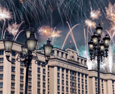 Zafer Günü (2. Dünya Savaşı) Moskova ve Rusya 'da Rusya Federasyonu Federal Meclisi Duma binasına havai fişekler atıldı.   