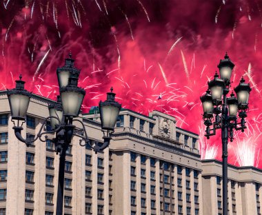 Zafer Günü (2. Dünya Savaşı) Moskova ve Rusya 'da Rusya Federasyonu Federal Meclisi Duma binasına havai fişekler atıldı.   