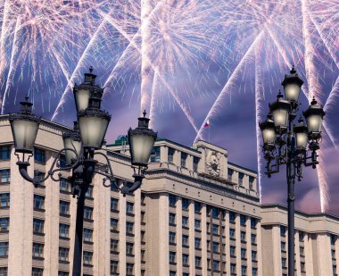 Zafer Günü (2. Dünya Savaşı) Moskova ve Rusya 'da Rusya Federasyonu Federal Meclisi Duma binasına havai fişekler atıldı.   