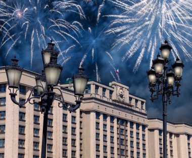 Zafer Günü (2. Dünya Savaşı) Moskova ve Rusya 'da Rusya Federasyonu Federal Meclisi Duma binasına havai fişekler atıldı.   