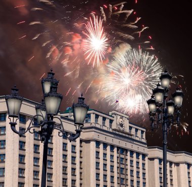 Zafer Günü (2. Dünya Savaşı) Moskova ve Rusya 'da Rusya Federasyonu Federal Meclisi Duma binasına havai fişekler atıldı.   