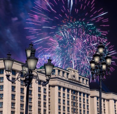 Zafer Günü (2. Dünya Savaşı) Moskova ve Rusya 'da Rusya Federasyonu Federal Meclisi Duma binasına havai fişekler atıldı.   