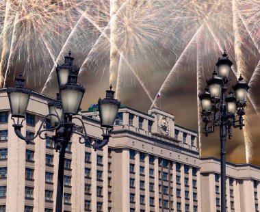 Zafer Günü (2. Dünya Savaşı) Moskova ve Rusya 'da Rusya Federasyonu Federal Meclisi Duma binasına havai fişekler atıldı.   