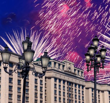 Zafer Günü (2. Dünya Savaşı) Moskova ve Rusya 'da Rusya Federasyonu Federal Meclisi Duma binasına havai fişekler atıldı.   