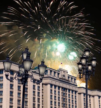 Zafer Günü (2. Dünya Savaşı) Moskova ve Rusya 'da Rusya Federasyonu Federal Meclisi Duma binasına havai fişekler atıldı.   