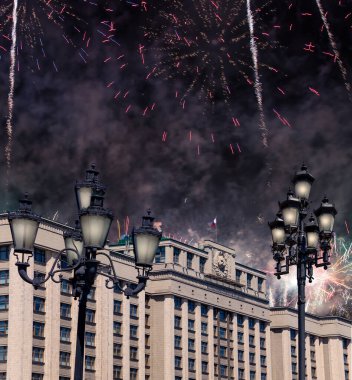 Zafer Günü (2. Dünya Savaşı) Moskova ve Rusya 'da Rusya Federasyonu Federal Meclisi Duma binasına havai fişekler atıldı.   