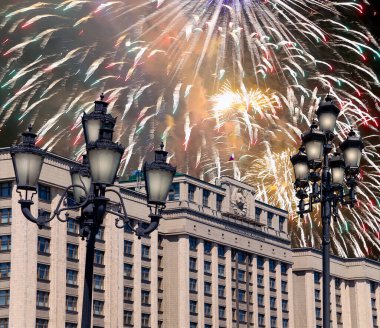 Zafer Günü (2. Dünya Savaşı) Moskova ve Rusya 'da Rusya Federasyonu Federal Meclisi Duma binasına havai fişekler atıldı.   