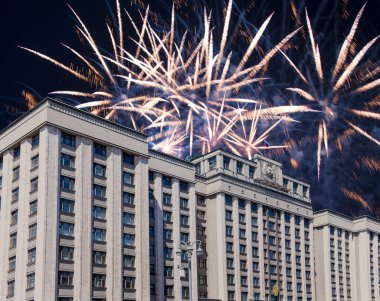 Zafer Günü (2. Dünya Savaşı) Moskova ve Rusya 'da Rusya Federasyonu Federal Meclisi Duma binasına havai fişekler atıldı.   