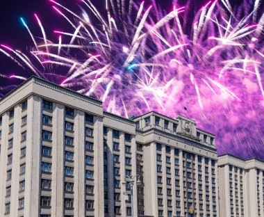 Zafer Günü (2. Dünya Savaşı) Moskova ve Rusya 'da Rusya Federasyonu Federal Meclisi Duma binasına havai fişekler atıldı.   