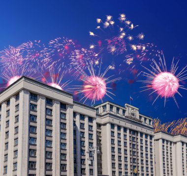 Zafer Günü (2. Dünya Savaşı) Moskova ve Rusya 'da Rusya Federasyonu Federal Meclisi Duma binasına havai fişekler atıldı.   