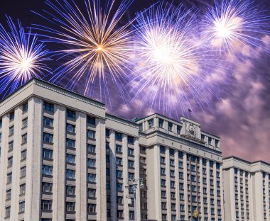 Zafer Günü (2. Dünya Savaşı) Moskova ve Rusya 'da Rusya Federasyonu Federal Meclisi Duma binasına havai fişekler atıldı.   
