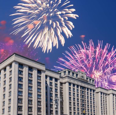 Zafer Günü (2. Dünya Savaşı) Moskova ve Rusya 'da Rusya Federasyonu Federal Meclisi Duma binasına havai fişekler atıldı.   