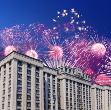 Zafer Günü (2. Dünya Savaşı) Moskova ve Rusya 'da Rusya Federasyonu Federal Meclisi Duma binasına havai fişekler atıldı.   