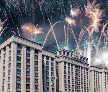 Zafer Günü (2. Dünya Savaşı) Moskova ve Rusya 'da Rusya Federasyonu Federal Meclisi Duma binasına havai fişekler atıldı.   