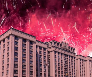 Zafer Günü (2. Dünya Savaşı) Moskova ve Rusya 'da Rusya Federasyonu Federal Meclisi Duma binasına havai fişekler atıldı.   