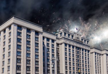 Zafer Günü (2. Dünya Savaşı) Moskova ve Rusya 'da Rusya Federasyonu Federal Meclisi Duma binasına havai fişekler atıldı.   