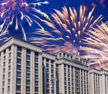 Zafer Günü (2. Dünya Savaşı) Moskova ve Rusya 'da Rusya Federasyonu Federal Meclisi Duma binasına havai fişekler atıldı.   