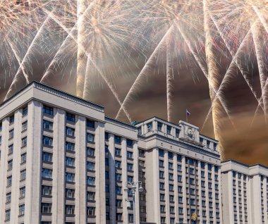 Zafer Günü (2. Dünya Savaşı) Moskova ve Rusya 'da Rusya Federasyonu Federal Meclisi Duma binasına havai fişekler atıldı.   