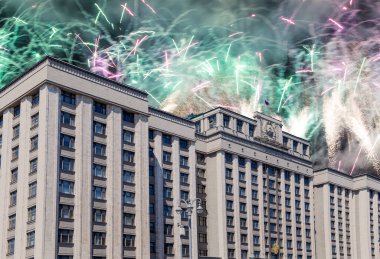 Zafer Günü (2. Dünya Savaşı) Moskova ve Rusya 'da Rusya Federasyonu Federal Meclisi Duma binasına havai fişekler atıldı.   