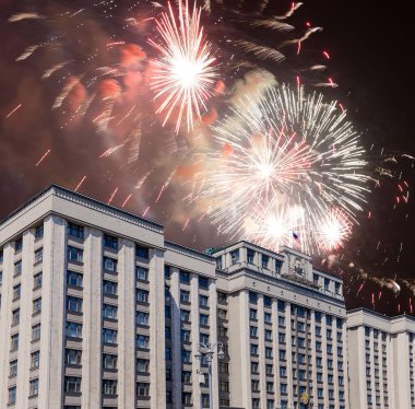Zafer Günü (2. Dünya Savaşı) Moskova ve Rusya 'da Rusya Federasyonu Federal Meclisi Duma binasına havai fişekler atıldı.   