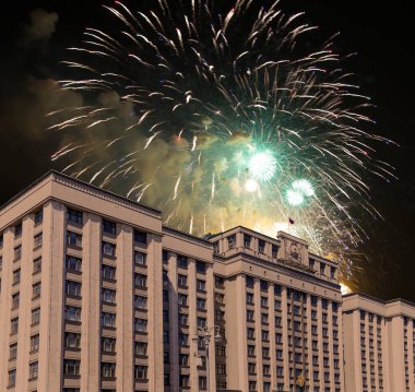 Zafer Günü (2. Dünya Savaşı) Moskova ve Rusya 'da Rusya Federasyonu Federal Meclisi Duma binasına havai fişekler atıldı.   