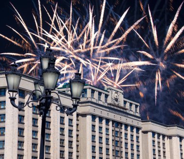 Zafer Günü (2. Dünya Savaşı) Moskova ve Rusya 'da Rusya Federasyonu Federal Meclisi Duma binasına havai fişekler atıldı.   