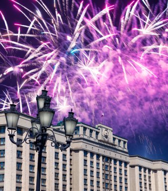 Zafer Günü (2. Dünya Savaşı) Moskova ve Rusya 'da Rusya Federasyonu Federal Meclisi Duma binasına havai fişekler atıldı.   