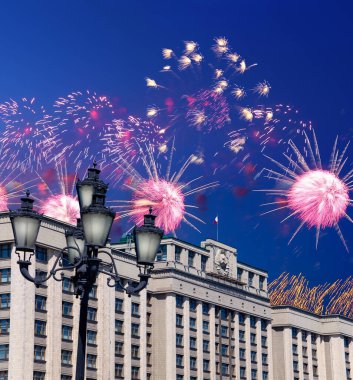 Zafer Günü (2. Dünya Savaşı) Moskova ve Rusya 'da Rusya Federasyonu Federal Meclisi Duma binasına havai fişekler atıldı.   