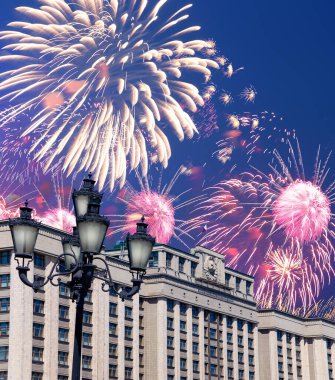 Zafer Günü (2. Dünya Savaşı) Moskova ve Rusya 'da Rusya Federasyonu Federal Meclisi Duma binasına havai fişekler atıldı.   