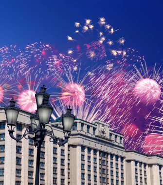 Zafer Günü (2. Dünya Savaşı) Moskova ve Rusya 'da Rusya Federasyonu Federal Meclisi Duma binasına havai fişekler atıldı.   