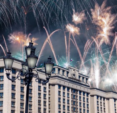 Zafer Günü (2. Dünya Savaşı) Moskova ve Rusya 'da Rusya Federasyonu Federal Meclisi Duma binasına havai fişekler atıldı.   